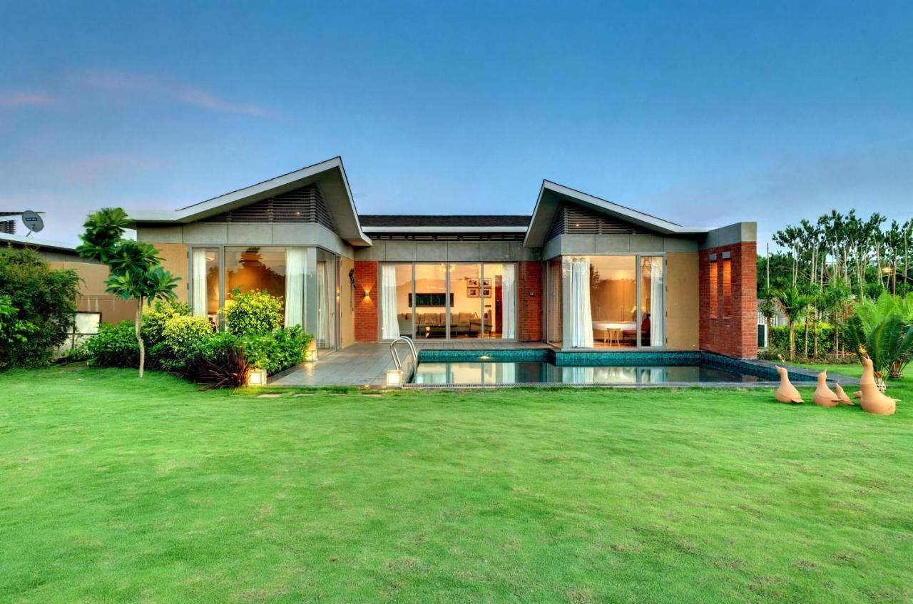 The Fern Royal Farm Resort, Anjar Luaran gambar