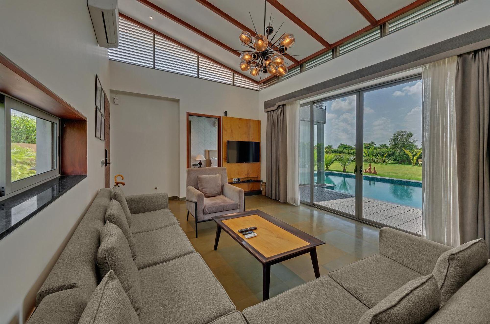 The Fern Royal Farm Resort, Anjar Luaran gambar